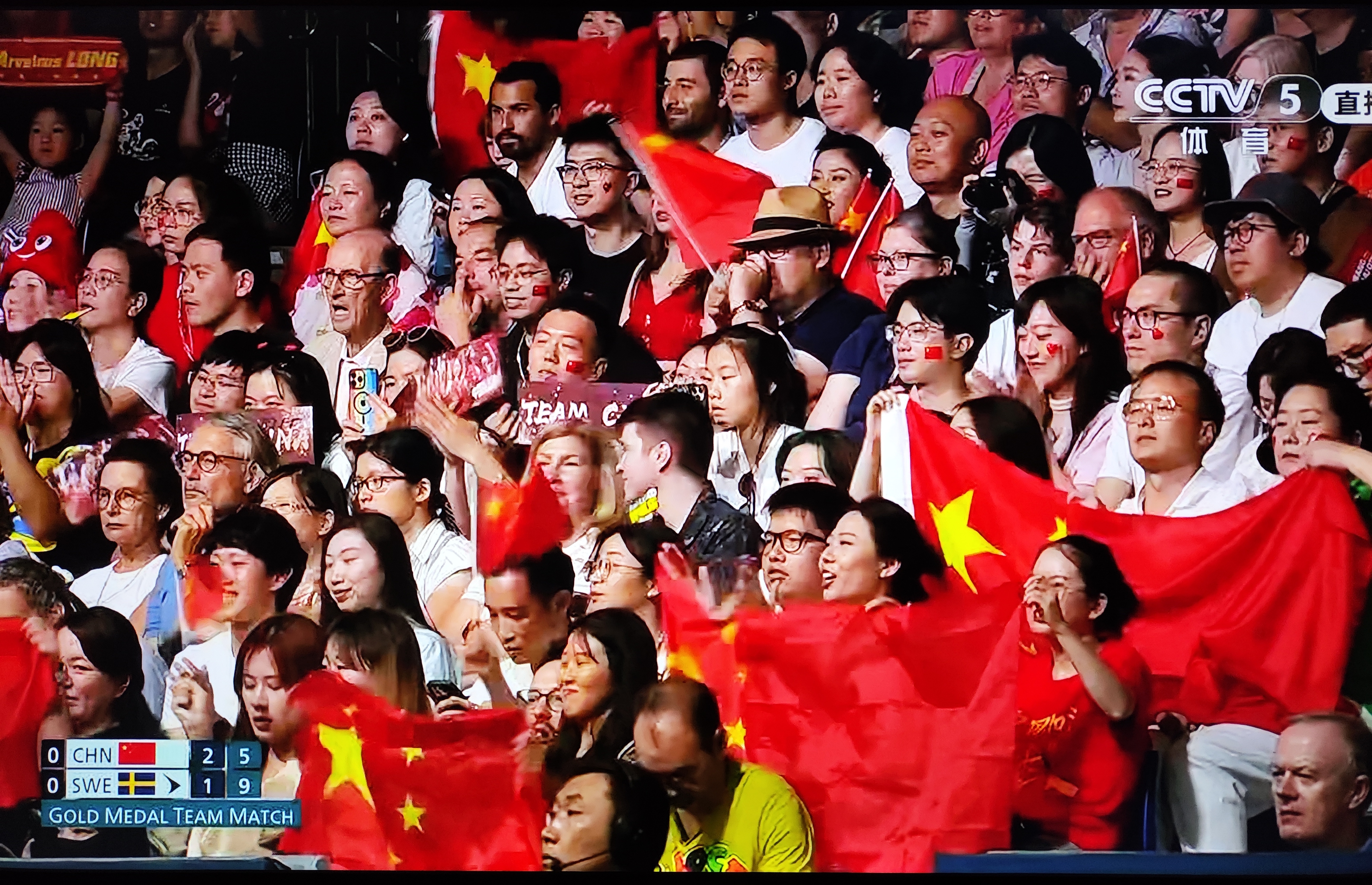 竞技比赛掀起热潮，球迷热情高涨